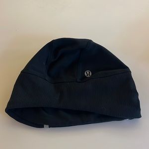 Lululemon black hat with hole for ponytail!